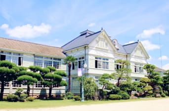 手入れの行き届いた庭園と調和するクラシックな洋風建築