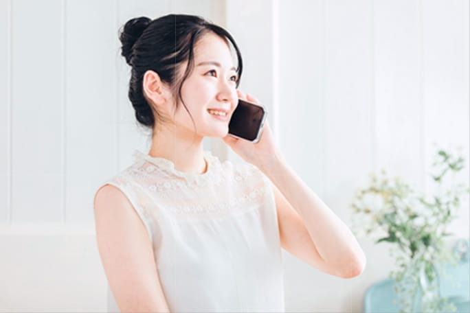 女性がスマートフォンで通話する様子