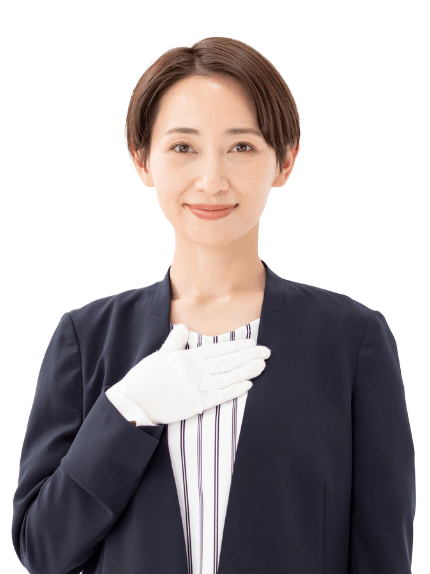ジャケットを羽織た女性スタッフが、手を胸に当てて微笑む様子